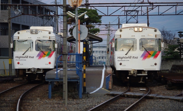 新村駅で交換する3000系