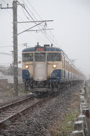 南国なのに吹雪の中を走る113系