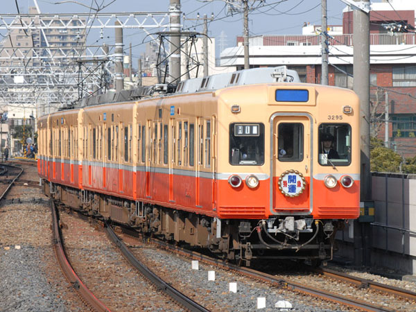 千住大橋駅入線（運転停車）の開運号