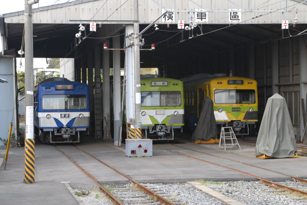 検車区に停まる車両