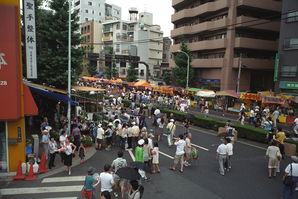 歩道橋から見る朝顔市