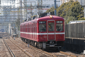 通常1000系（川崎大師駅にて）