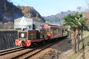 碓氷峠を登るトロッコ列車