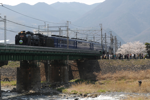 笛吹川を渡る快速「SL山梨桃源郷2号」