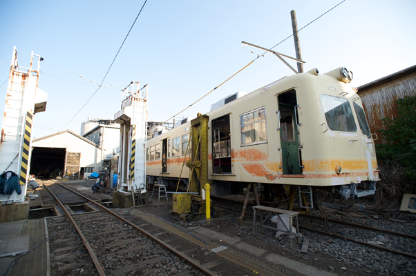 伊予鉄道カラーの新型車両