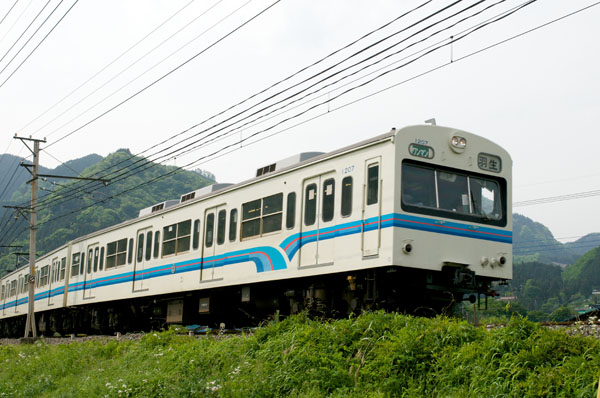 秩父鉄道オリジナルカラーの1000系