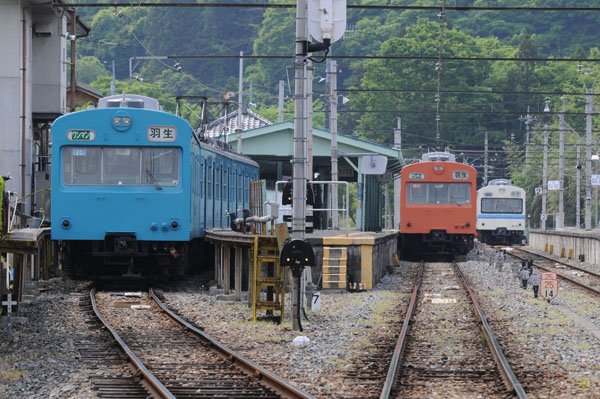 三峰口駅に揃う1000系