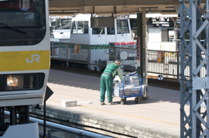 乗車位置に運ばれる新聞