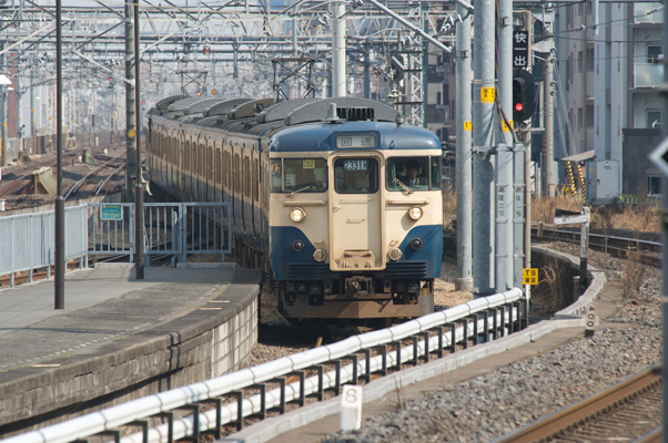 両国駅に入線する新聞輸送列車