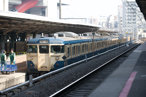 両国駅で新聞を積み込む新聞輸送列車