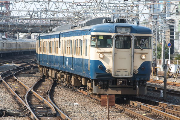 千葉駅に入線する新聞輸送列車