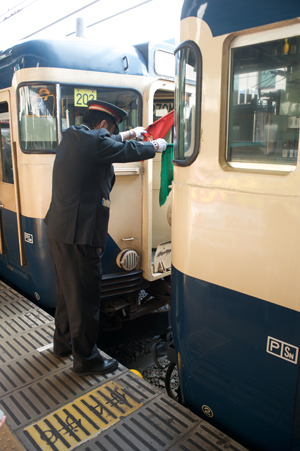 外房線と新聞輸送列車との連結作業1