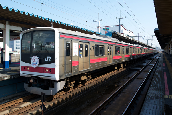 海浜幕張駅に停まる記念列車