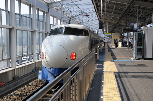 岡山駅に停車する0系新幹線（こだま639号）