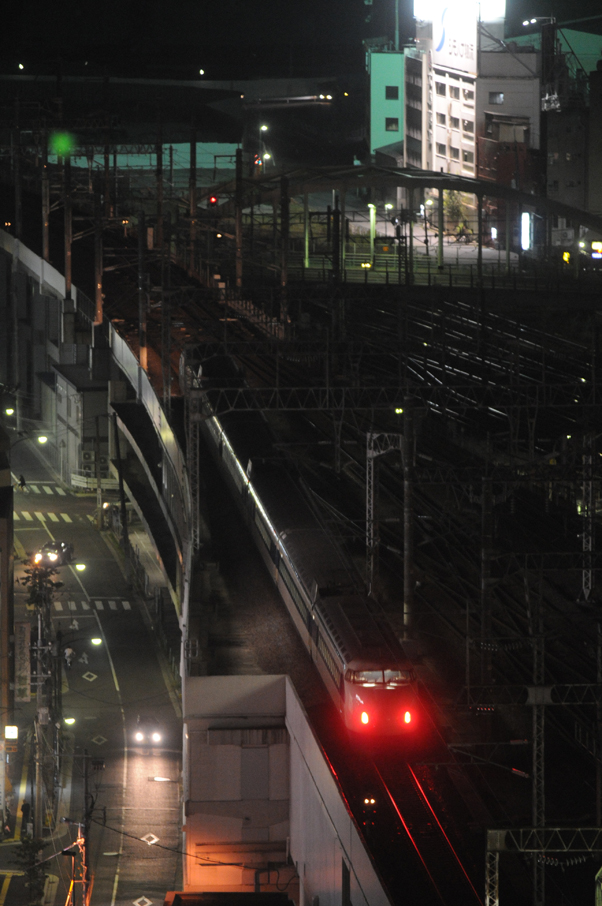 広島の駅を出る0系新幹線（こだま682号）