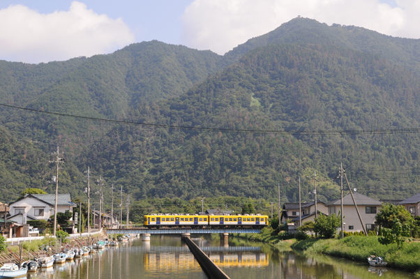 出雲の山並みを走る一畑電車