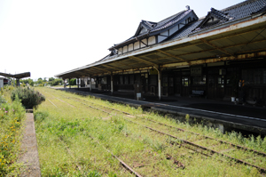 錆が目立つ駅の屋根