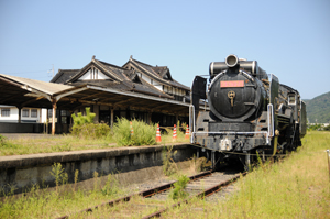 駅に停まる蒸気機関車