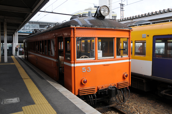 屋根の傷みが目立つデハニ50形