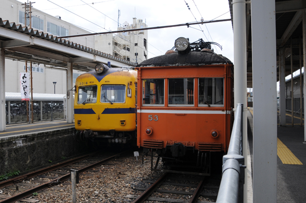 松江しんじ湖温泉駅に停まる3000系とデハニ50形