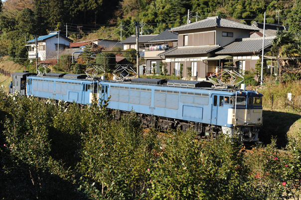 昔と変わらぬ姿で走る重連のEF63形電気機関車