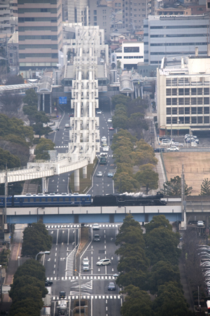 千葉みなと駅に入線するC57