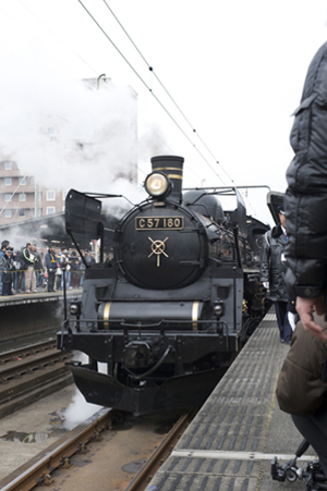 千葉みなと駅に停車中のC57