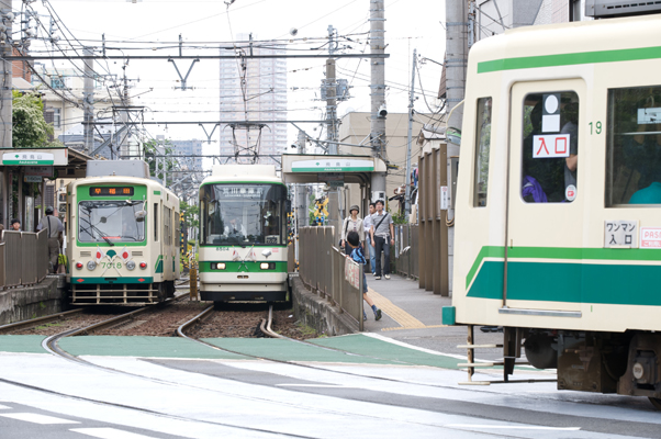 交差点で順番待ちをする都電