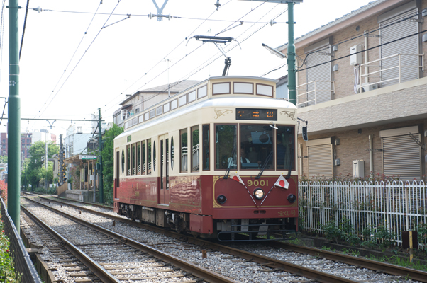 レトロデザインの9000形（赤）