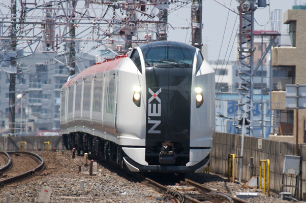 市川駅を通過する新N'EX　使用機材：Nikon D700+AF-S ED80-200mmF2.8D+TC-17EII