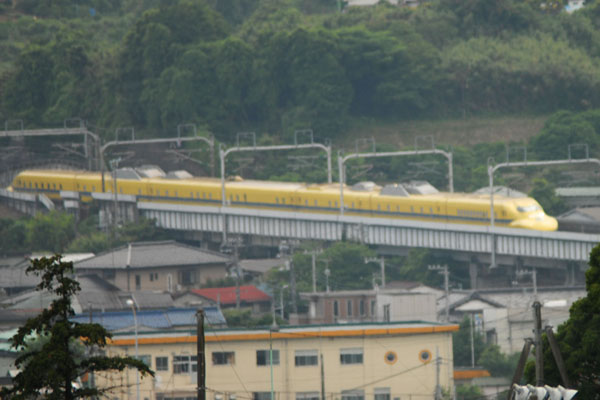 小田原城より見るドクターイエロー