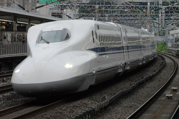 小田原駅を通過する東京行きN700系Z3編成