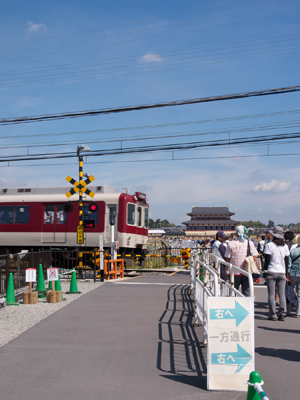 遺跡内の踏切を通過する近鉄電車