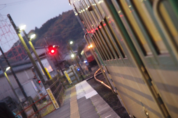 木更津へ向かう途中、別の復刻車とのすれ違い交換