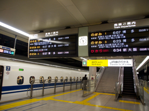 早朝の品川駅