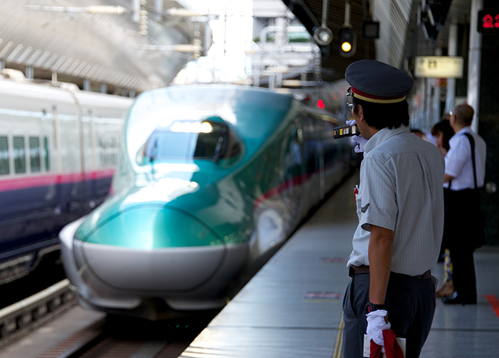 東京駅に入線するE5系