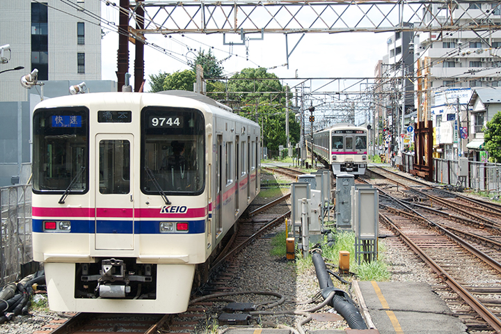 調布駅を出る列車