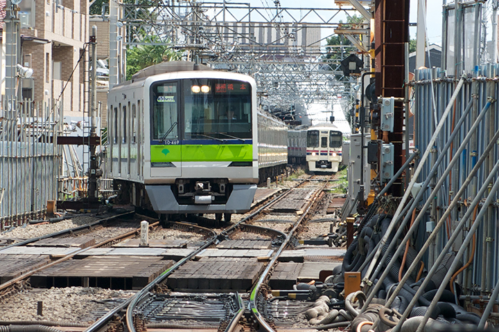 下り線を待たせての折り返し