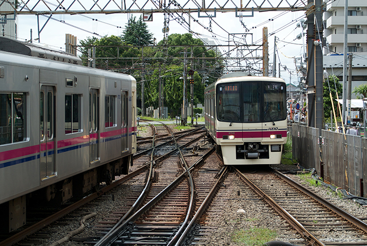 下り列車の通過待ち