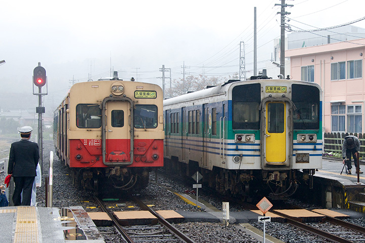 久留里駅で交換するキハ30形とキハ38形