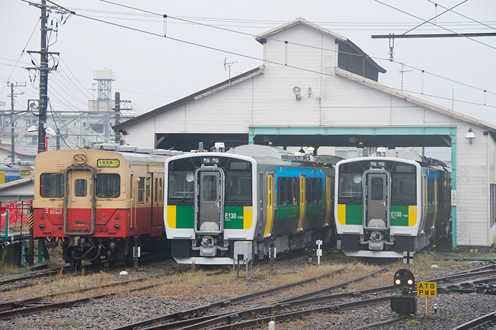 木更津駅の車庫に停まるキハ30形と新型車両