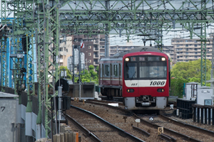 空港からの特急が到着し待避