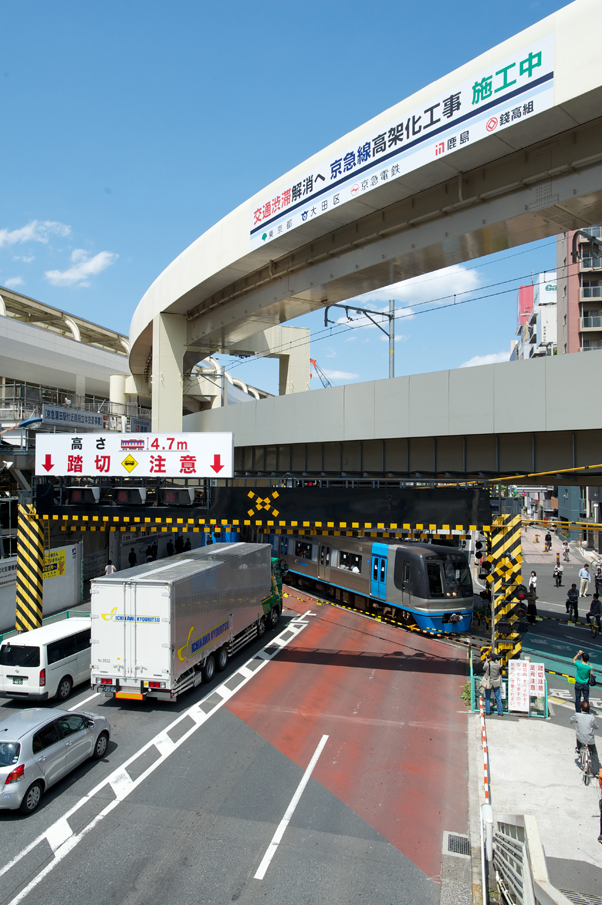 第一京浜を横切る空港線の踏切