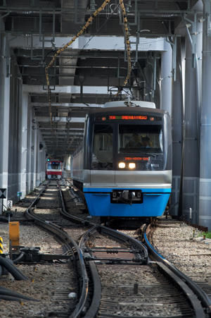 ポイントを通過する千葉ニュータウン鉄道9100系