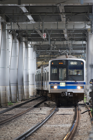 下り線を跨ぎ品川方面へ向かう北総鉄道7300系