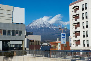 駅前広場から見る富士山