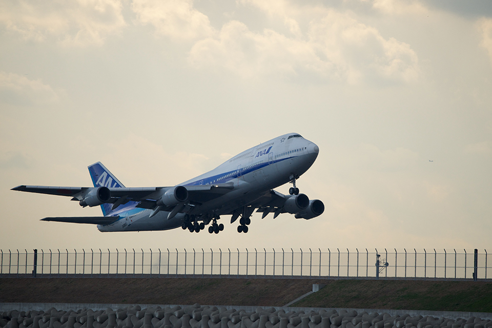 羽田空港を飛び立つB747