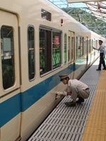 非常用ドアコックを操作する駅員さん