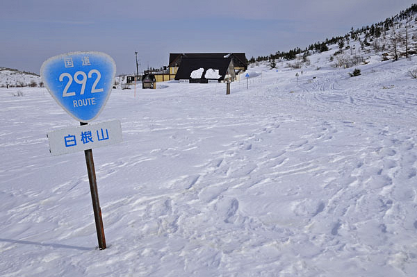 「おにぎり」標識がなければ、どこが道路なのか分かりません