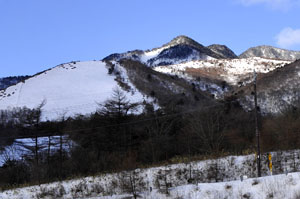 駐車場から見た赤薙山